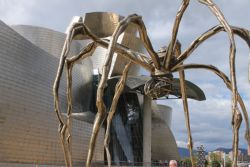 Araña museo Guggenheim por hotel Bilbao jardines